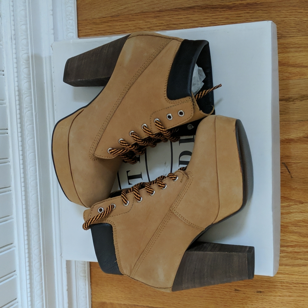 Steve Madden Russty Leather Lace Up Platform Booties. Size 6. NWT
